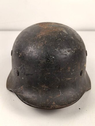 Luftwaffe, Stahlhelm Modell 1940.  In allen Teilen original und zusammengehörig, Hersteller nicht lesbar, 66er Glocke. Ungereinigtes Stück, das Hakenkreuz vollständig erhalten