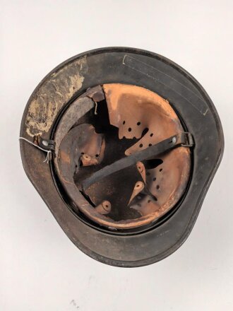 Luftwaffe, Stahlhelm Modell 1940.  In allen Teilen original und zusammengehörig, Hersteller nicht lesbar, 66er Glocke. Ungereinigtes Stück, das Hakenkreuz vollständig erhalten