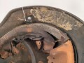 Luftwaffe, Stahlhelm Modell 1940.  In allen Teilen original und zusammengehörig, Hersteller nicht lesbar, 66er Glocke. Ungereinigtes Stück, das Hakenkreuz vollständig erhalten