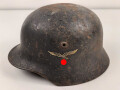 Luftwaffe, Stahlhelm Modell 1940.  In allen Teilen original und zusammengehörig, Hersteller nicht lesbar, 66er Glocke. Ungereinigtes Stück, das Hakenkreuz vollständig erhalten