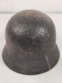 Luftwaffe, Stahlhelm Modell 1940.  In allen Teilen original und zusammengehörig, Hersteller nicht lesbar, 66er Glocke. Ungereinigtes Stück, das Hakenkreuz vollständig erhalten