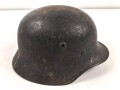 Luftwaffe, Stahlhelm Modell 1940.  In allen Teilen original und zusammengehörig, Hersteller nicht lesbar, 66er Glocke. Ungereinigtes Stück, das Hakenkreuz vollständig erhalten