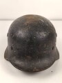 Luftwaffe, Stahlhelm Modell 1940.  In allen Teilen original und zusammengehörig, Hersteller nicht lesbar, 66er Glocke. Ungereinigtes Stück, das Hakenkreuz vollständig erhalten