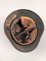 Luftwaffe, Stahlhelm Modell 1940.  In allen Teilen original und zusammengehörig, Hersteller nicht lesbar, 66er Glocke. Ungereinigtes Stück, das Hakenkreuz vollständig erhalten