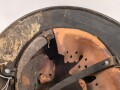 Luftwaffe, Stahlhelm Modell 1940.  In allen Teilen original und zusammengehörig, Hersteller nicht lesbar, 66er Glocke. Ungereinigtes Stück, das Hakenkreuz vollständig erhalten