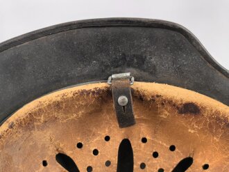 Luftwaffe, Stahlhelm Rautarn Modell 1940.  In allen Teilen original und zusammengehörig, Hersteller SE66. Ungereinigtes Stück, das Hakenkreuz wie der Adler zu etwa 60-70% erhalten.