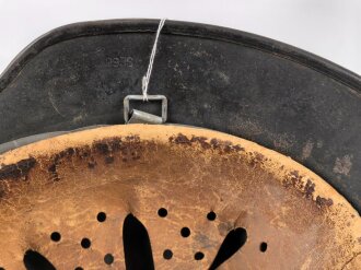 Luftwaffe, Stahlhelm Rautarn Modell 1940.  In allen Teilen original und zusammengehörig, Hersteller SE66. Ungereinigtes Stück, das Hakenkreuz wie der Adler zu etwa 60-70% erhalten.