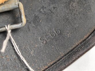 Luftwaffe, Stahlhelm Rautarn Modell 1940.  In allen Teilen original und zusammengehörig, Hersteller SE66. Ungereinigtes Stück, das Hakenkreuz wie der Adler zu etwa 60-70% erhalten.