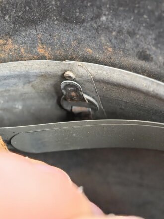 Luftwaffe, Stahlhelm Rautarn Modell 1940.  In allen Teilen original und zusammengehörig, Hersteller SE66. Ungereinigtes Stück, das Hakenkreuz wie der Adler zu etwa 60-70% erhalten.