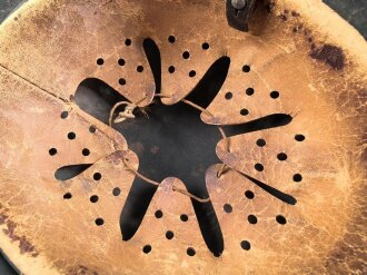 Luftwaffe, Stahlhelm Rautarn Modell 1940.  In allen Teilen original und zusammengehörig, Hersteller SE66. Ungereinigtes Stück, das Hakenkreuz wie der Adler zu etwa 60-70% erhalten.