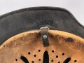 Luftwaffe, Stahlhelm Rautarn Modell 1940.  In allen Teilen original und zusammengehörig, Hersteller SE66. Ungereinigtes Stück, das Hakenkreuz wie der Adler zu etwa 60-70% erhalten.