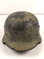 Luftwaffe, Stahlhelm Rautarn Modell 1940.  In allen Teilen original und zusammengehörig, Hersteller SE66. Ungereinigtes Stück, das Hakenkreuz wie der Adler zu etwa 60-70% erhalten.
