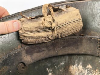 1. Weltkrieg, Stahlhelm Modell 1916. Ungereinigtes Souvenir eines amerikanischen Soldaten im 1. Weltkrieg