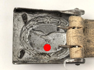 Afrikakorps Luftwaffe, Koppelschloss mit weisser Webzunge. Eisen, Hersteller GB. Getragenes Stück, der Hakenfang abgerissen.