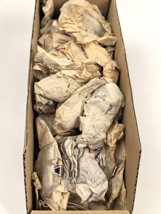 Ehrenkreuz der Deutschen Mutter in bronze, an langem Band. Original verpackt, aus altem Bestand eines höchstwahrscheinlich Österreichischen Herstellers. Sie erhalten ein ( 1 ) Stück