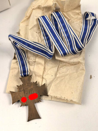 Ehrenkreuz der Deutschen Mutter in bronze, an langem Band. Original verpackt, aus altem Bestand von Deschler München. Sie erhalten ein ( 1 ) Stück