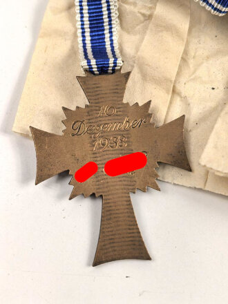 Ehrenkreuz der Deutschen Mutter in bronze, an langem Band. Original verpackt, aus altem Bestand von Deschler München. Sie erhalten ein ( 1 ) Stück