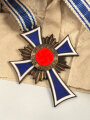 Ehrenkreuz der Deutschen Mutter in bronze, an langem Band. Original verpackt, aus altem Bestand von Deschler München. Sie erhalten ein ( 1 ) Stück