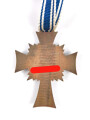 Ehrenkreuz der Deutschen Mutter in bronze, an langem Band. Nicht verausgabtes Stück, aus altem Bestand eines höchstwahrscheinlich Österreichischen Herstellers.