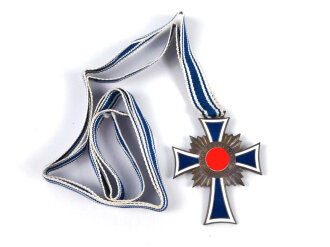 Ehrenkreuz der Deutschen Mutter in bronze, an langem Band. Nicht verausgabtes Stück, aus altem Bestand eines höchstwahrscheinlich Österreichischen Herstellers.