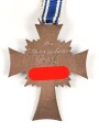 Ehrenkreuz der Deutschen Mutter in bronze, an langem Band. Nicht verausgabtes Stück, aus altem Bestand eines höchstwahrscheinlich Österreichischen Herstellers.