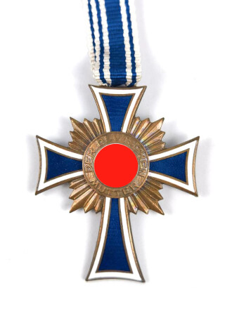 Ehrenkreuz der Deutschen Mutter in bronze, an langem Band. Nicht verausgabtes Stück, aus altem Bestand eines höchstwahrscheinlich Österreichischen Herstellers.