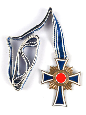 Ehrenkreuz der Deutschen Mutter in bronze, an langem Band. Nicht verausgabtes Stück, aus altem Bestand eines höchstwahrscheinlich Österreichischen Herstellers.