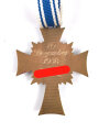 Ehrenkreuz der Deutschen Mutter in bronze, an langem Band. Nicht verausgabtes Stück, aus altem Bestand eines höchstwahrscheinlich Österreichischen Herstellers.