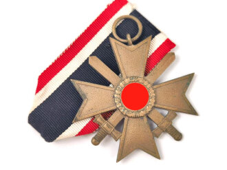 Kriegsverdienstkreuz 2. Klasse mit Schwertern ,Hersteller "18" im Bandring für Wurster Markneukirchen. Sehr guter Zustand