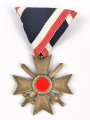 Kriegsverdienstkreuz 2. Klasse mit Schwertern , österreichische Trageweise am Dreiecksband