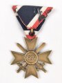 Kriegsverdienstkreuz 2. Klasse mit Schwertern , österreichische Trageweise am Dreiecksband