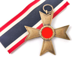Kriegsverdienstkreuz 2. Klasse ohne Schwerter ,Hersteller "19" im Wiedmann Frankfurt. Sehr guter Zustand, Band beiliegend