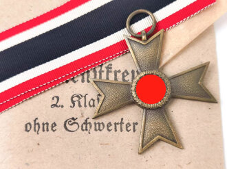 Kriegsverdienstkreuz 2. Klasse ohne Schwerter , kein Hersteller  im Bandring. Original verpackt,  In der zugehörigen Tüte, der Hersteller ausgeschnitten