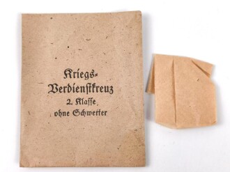 Kriegsverdienstkreuz 2. Klasse ohne Schwerter , kein Hersteller  im Bandring. Original verpackt,  In der zugehörigen Tüte, der Hersteller ausgeschnitten