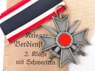 Kriegsverdienstkreuz 2. Klasse mit Schwertern , Hersteller "53" im Bandring für Glaser & Sohn Dresden. Ungetragenes Stück, in der originalen Verpackung und zugehörigen Tüte