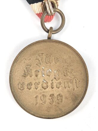 Kriegsverdienstmedaille 1939 an Einzelspange, österreichische Trageweise am Dreiecksband