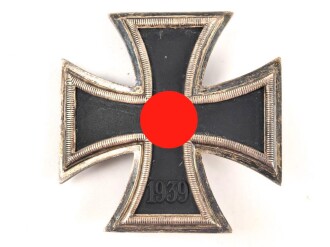 Eisernes Kreuz 1. Klasse 1939, leicht gewölbtes Stück, auf der Innenseite der Nadel markiert " 20" für Zimmermann Pforzheim.  Der Eisenkern zu 100% geschwärzt