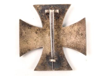 Eisernes Kreuz 1. Klasse 1939, leicht gewölbtes Stück, auf der Innenseite der Nadel markiert " 20" für Zimmermann Pforzheim.  Der Eisenkern zu 100% geschwärzt