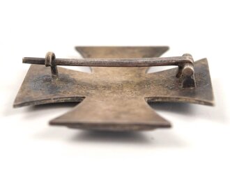 Eisernes Kreuz 1. Klasse 1939, leicht gewölbtes Stück, auf der Innenseite der Nadel markiert " 20" für Zimmermann Pforzheim.  Der Eisenkern zu 100% geschwärzt