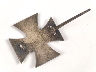 Eisernes Kreuz 1. Klasse 1939, leicht gewölbtes Stück, auf der Innenseite der Nadel markiert " 20" für Zimmermann Pforzheim.  Der Eisenkern zu 100% geschwärzt