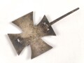 Eisernes Kreuz 1. Klasse 1939, leicht gewölbtes Stück, auf der Innenseite der Nadel markiert " 20" für Zimmermann Pforzheim.  Der Eisenkern zu 100% geschwärzt
