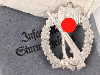 Infanteriesturmabzeichen in silber, Hersteller Fritz Zimmermann Stuttgart. Ungetragenes Stück, mit Wickelpapier in der zugehörigen Tüte.