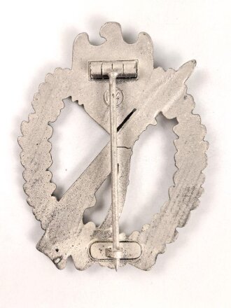 Infanteriesturmabzeichen in silber, Hersteller Fritz Zimmermann Stuttgart. Ungetragenes Stück, mit Wickelpapier in der zugehörigen Tüte.