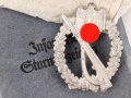 Infanteriesturmabzeichen in silber, Hersteller Fritz Zimmermann Stuttgart. Ungetragenes Stück, mit Wickelpapier in der zugehörigen Tüte.