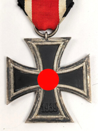 Eisernes Kreuz 2 Klasse 1939 am Band. Bandring markiert  "16" für  Alois Rettenmeyer, Schwäbisch-Gmünd. Das Hakenkreuz vollständig geschwärzt