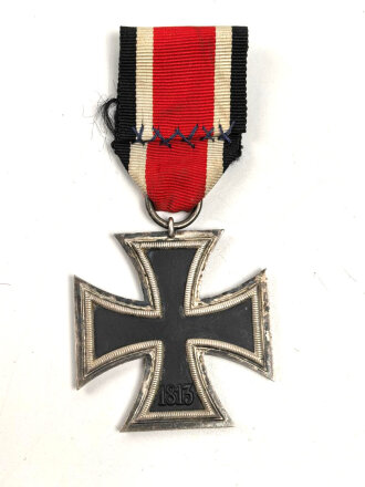Eisernes Kreuz 2 Klasse 1939 am Band. Bandring markiert  "16" für  Alois Rettenmeyer, Schwäbisch-Gmünd. Das Hakenkreuz vollständig geschwärzt