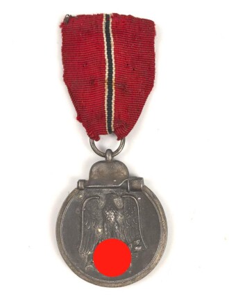 Medaille Winterschlacht im Osten, im Bandring markiert "108" für Arno Wallpach, Salzburg