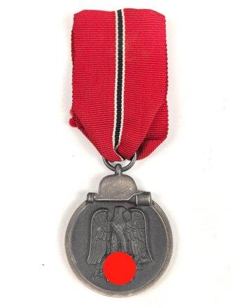 Medaille Winterschlacht im Osten, im Bandring markiert "108" für Arno Wallpach, Salzburg