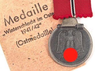Medaille Winterschlacht im Osten, Hersteller 11 im Bandring  für Grossmann & Co. Wien. In der zugehörigen verleihungstüte