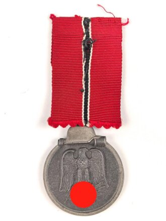 Medaille Winterschlacht im Osten, Hersteller 11 im Bandring  für Grossmann & Co. Wien. In der zugehörigen verleihungstüte